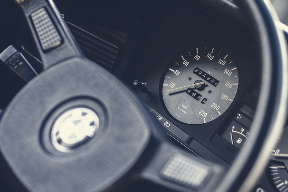 selective focus photography of vehicle analog speedometer HD wallpaper