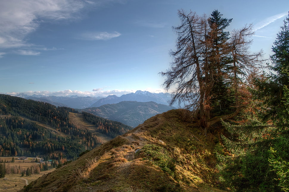 mountain view under blue cloudy skies HD wallpaper