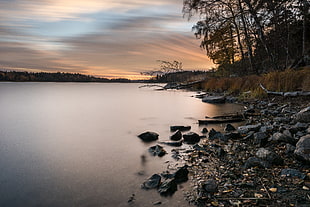 landscape photography of black rocks surrounded by body of water, drevviken HD wallpaper