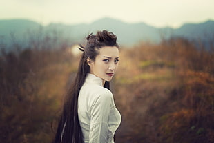 woman wearing long-sleeve top looking behind HD wallpaper