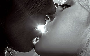 man and woman kissing HD wallpaper