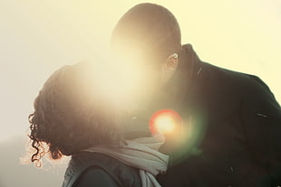sunray passing through man and woman kissing HD wallpaper