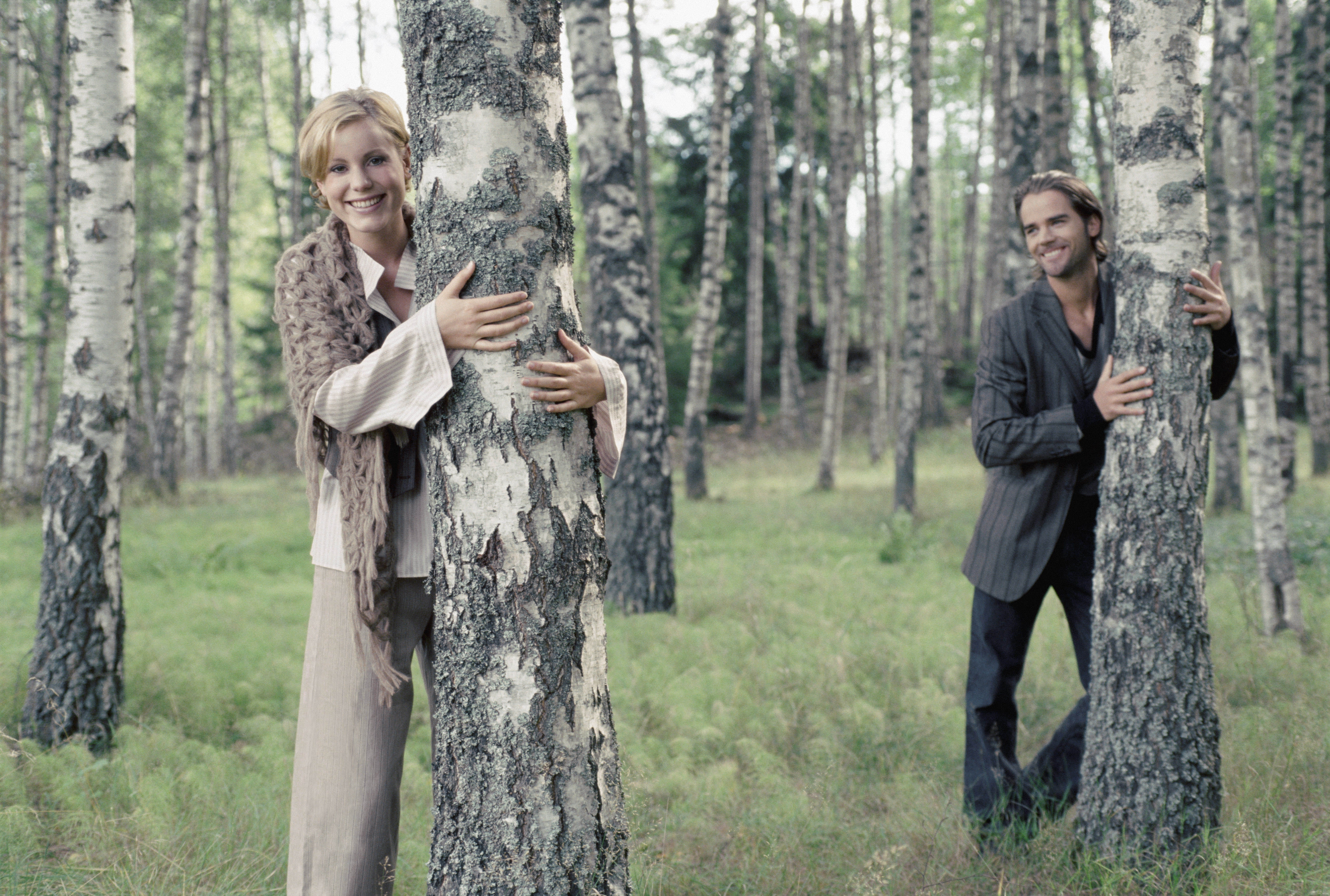 Человек который любит лес. Женщина дерево. Фотосессия в березах. Человек обнимает березу. Береза и человек.