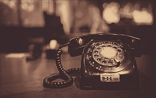rotary telephone on table HD wallpaper