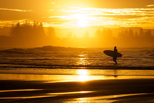 silhouette of surfer on shoreline during golden hour, byron bay HD wallpaper