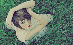 woman wearing white dress kneeling on grass field HD wallpaper