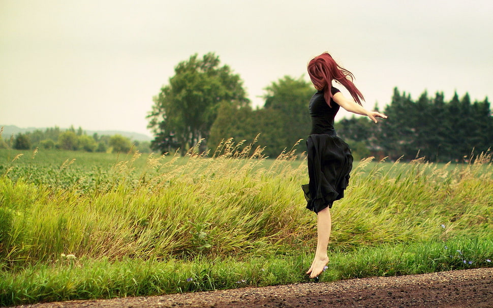 woman wearing black dress standing on green grass field HD wallpaper