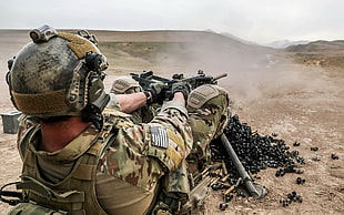 army man holding using machine gun HD wallpaper