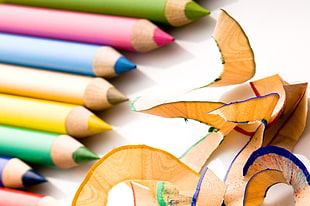 assorted-color of colored pencils HD wallpaper