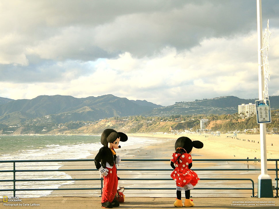 red and black beaded necklace, National Geographic, Mickey Mouse, Minnie Mouse, beach HD wallpaper