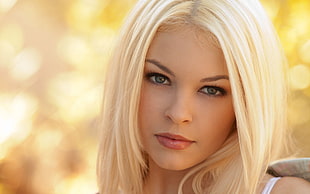 shallow focus photography of blonde-hair woman