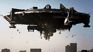 gray space ship, District 9