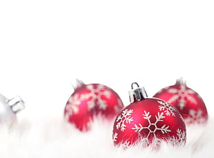 shallow focus photography of three red Baubles