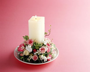 white and pink petaled flowers arragment