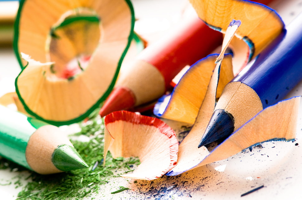 assorted coloring pencils in-close up photography HD wallpaper