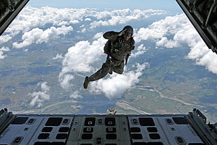 photo of man sky diving HD wallpaper