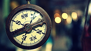 brown direction compass in selective focus photography HD wallpaper