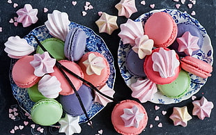 purple, green, and pink cupcakes on toile print plate HD wallpaper
