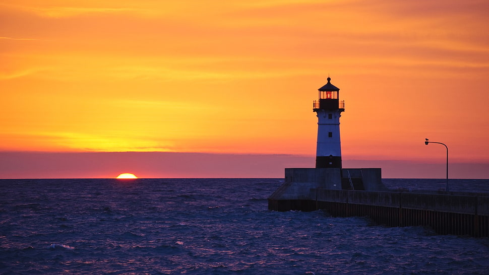 brown wooden table with two chairs, Duluth, Minnesota, lighthouse HD wallpaper