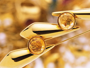 closeup photo of Diamond gold-colored accessories HD wallpaper