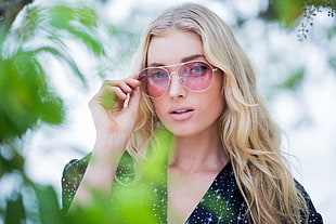 shallow focus on blond haired woman wearing sunglasses