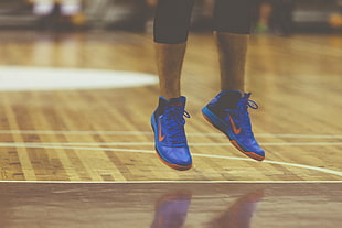 pair of black Nike basketball shoes HD wallpaper