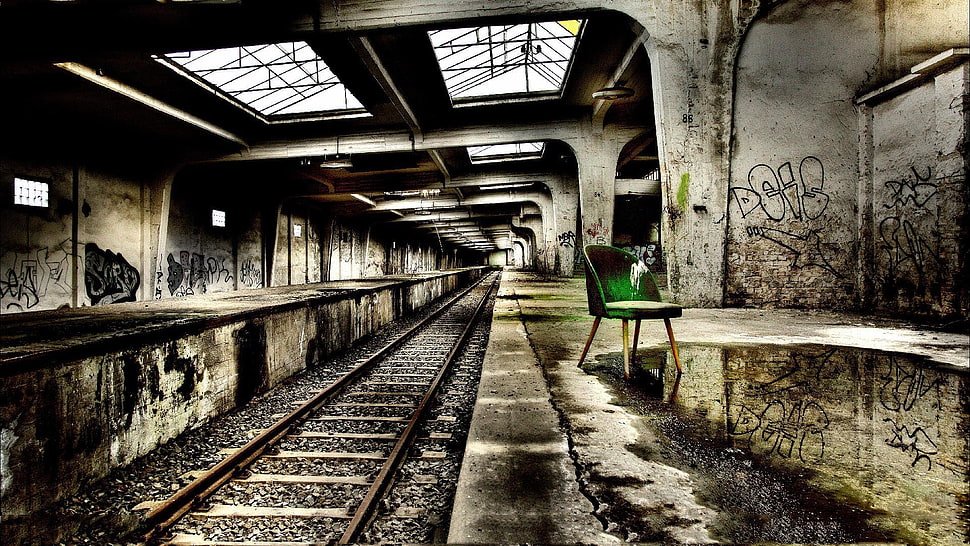 photo of an empty train rail tunnel HD wallpaper