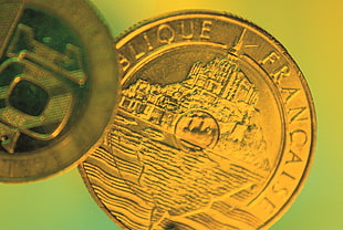 round gold-colored coin HD wallpaper