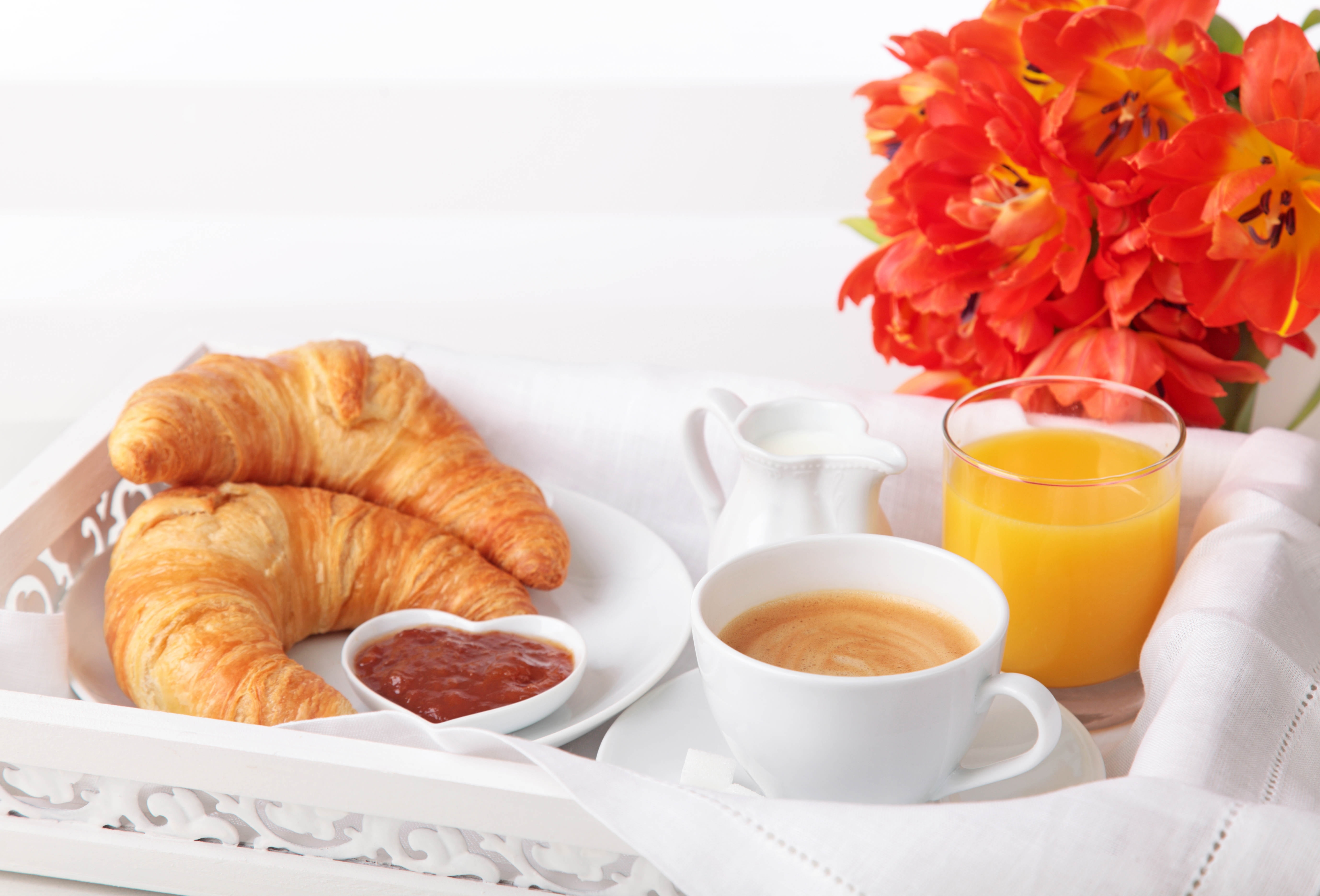 Доброе утро апреля мужчине. Доброе утро любимый. Завтрак кофе и круассаны. Доброе утро любимому. Красивый завтрак.