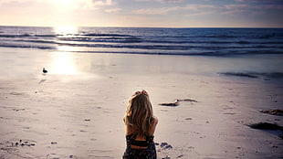 girl sitting in front of seashore HD wallpaper