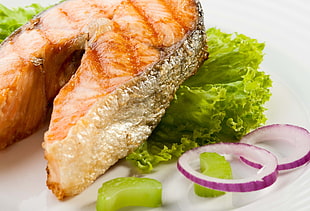 grilled fish with lettuce and sliced onions
