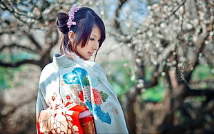 woman wearing grey and blue floral kimono in selective focus photography