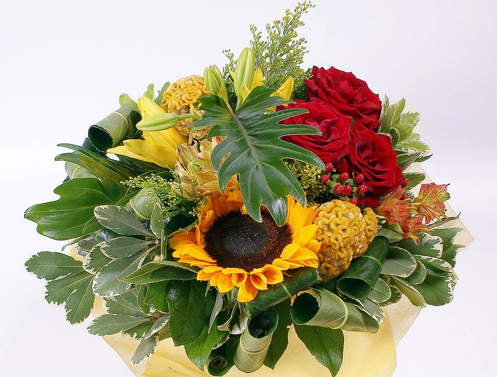 bouquet of sunflower, roses and yellow-brain shaped flower HD wallpaper