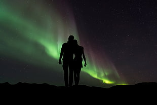 silhouette of couple against aurora borealis HD wallpaper
