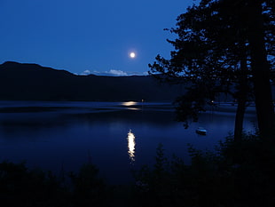 blue lake with reflection of the moon during nightime HD wallpaper