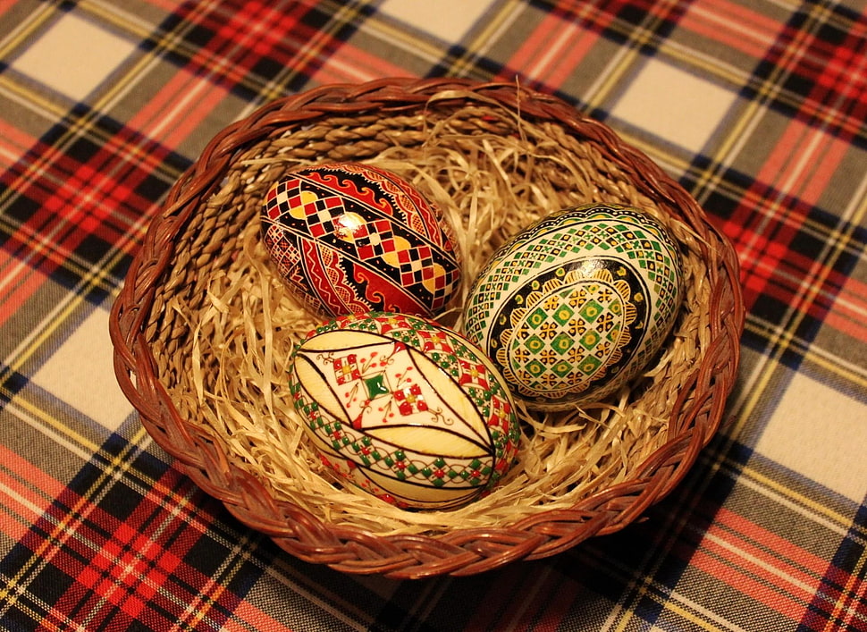 red, white, and green eater eggs HD wallpaper