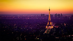 Eiffel Tower during golden hour HD wallpaper