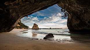 brown cave, cathedral cove, New Zealand HD wallpaper