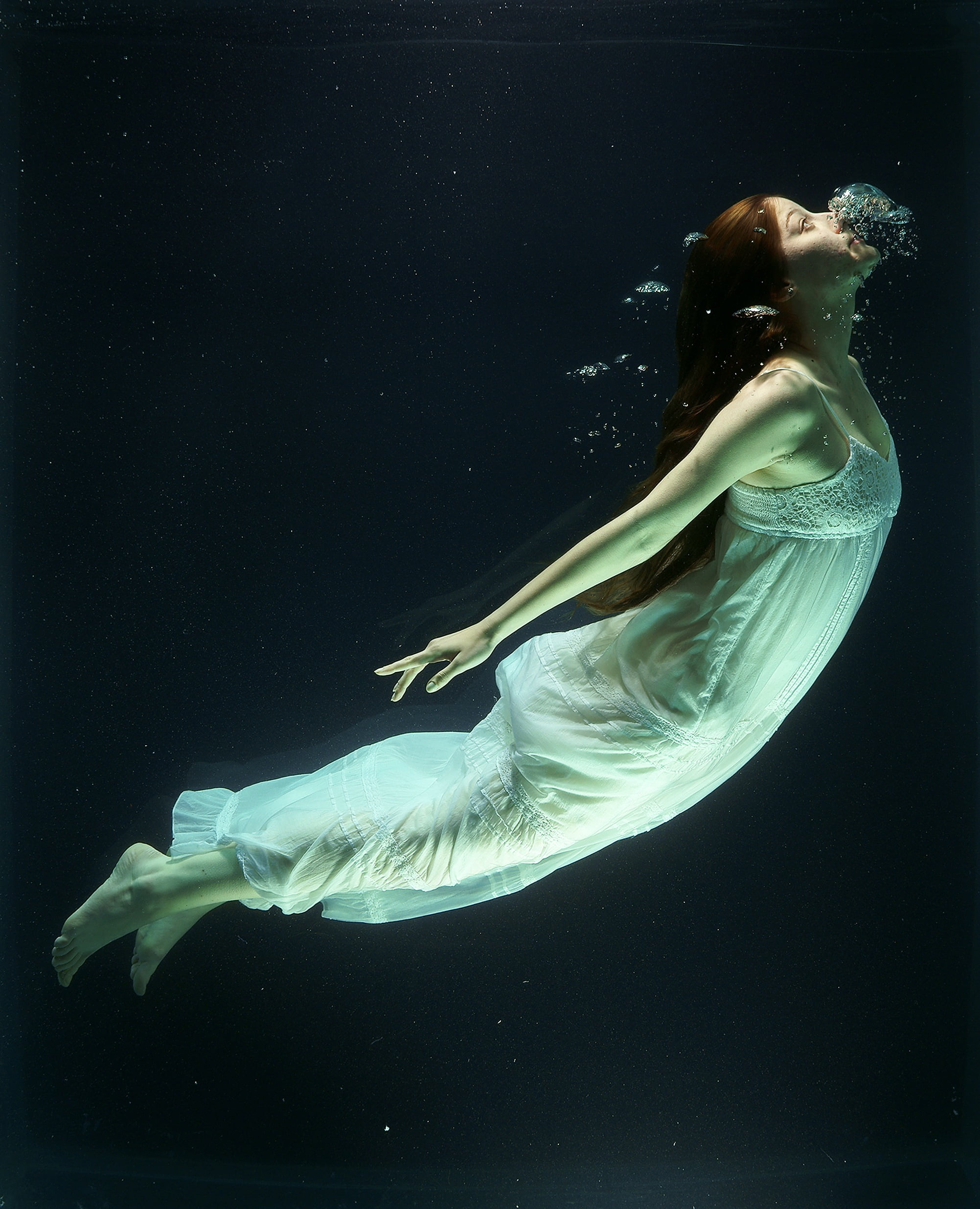 Живет и дышит в воде. Платье под водой. Женщина в платье под водой. Девушка под водой.