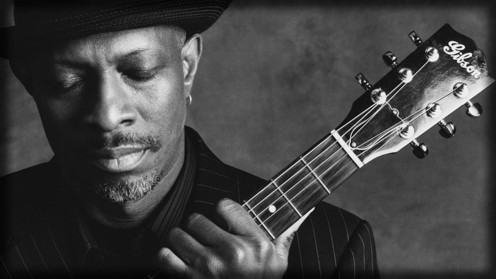 man playing guitar in grayscale photo HD wallpaper