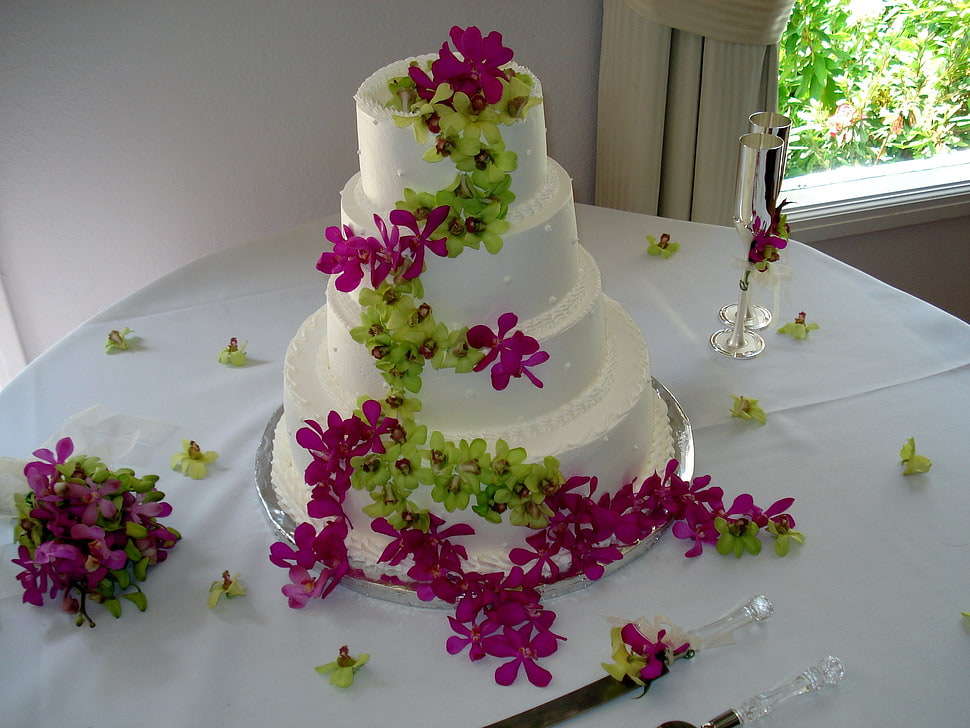 vanilla 4-tier fondant cake near two champagne flute glasses both on white fabric table cloth HD wallpaper