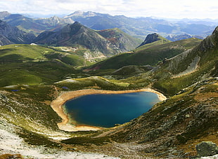 blue lake between green mountain range, lago