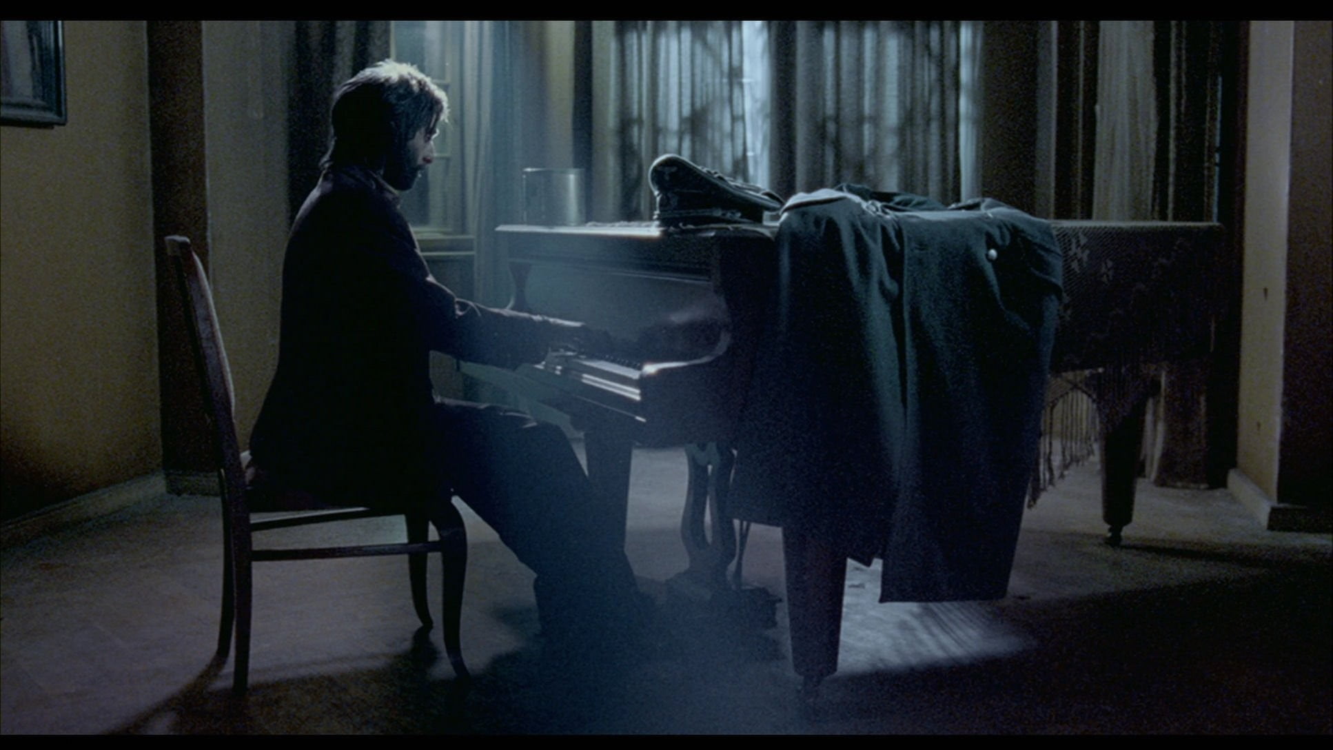 Клип играют на пианино. Пианист Броуди арт.
