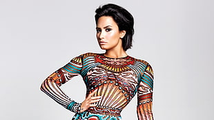 woman wearing of multicolor long-sleeved shirt
