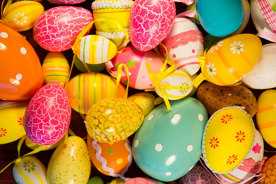 macro photography of assorted easter eggs HD wallpaper