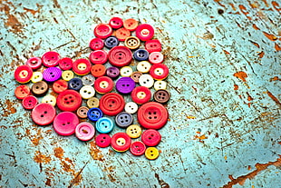 assorted colored clothes buttons