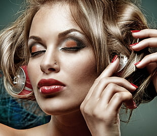 woman putting pin on her hair HD wallpaper
