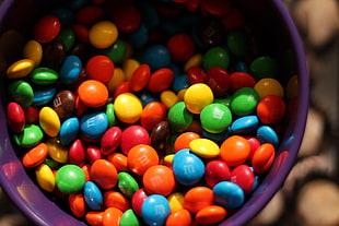selective focus photography of M&M's candies HD wallpaper