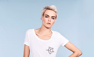 woman wearing white scoop-neck shirt