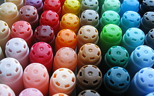 assorted color of plastic pens